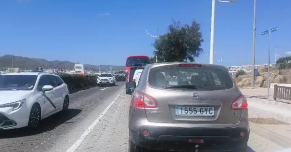 Caos y colapso en el puerto de Ibiza con la llegada de dos grandes cruceros