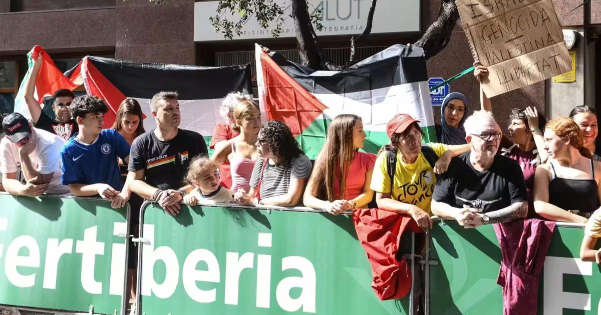 La Vuelta, interrumpida en Bilbao por una protesta en contra de Israel
