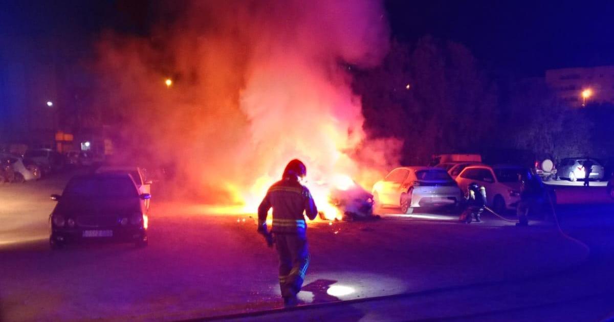 Calcinado un vehículo en un aparcamiento de Ibiza