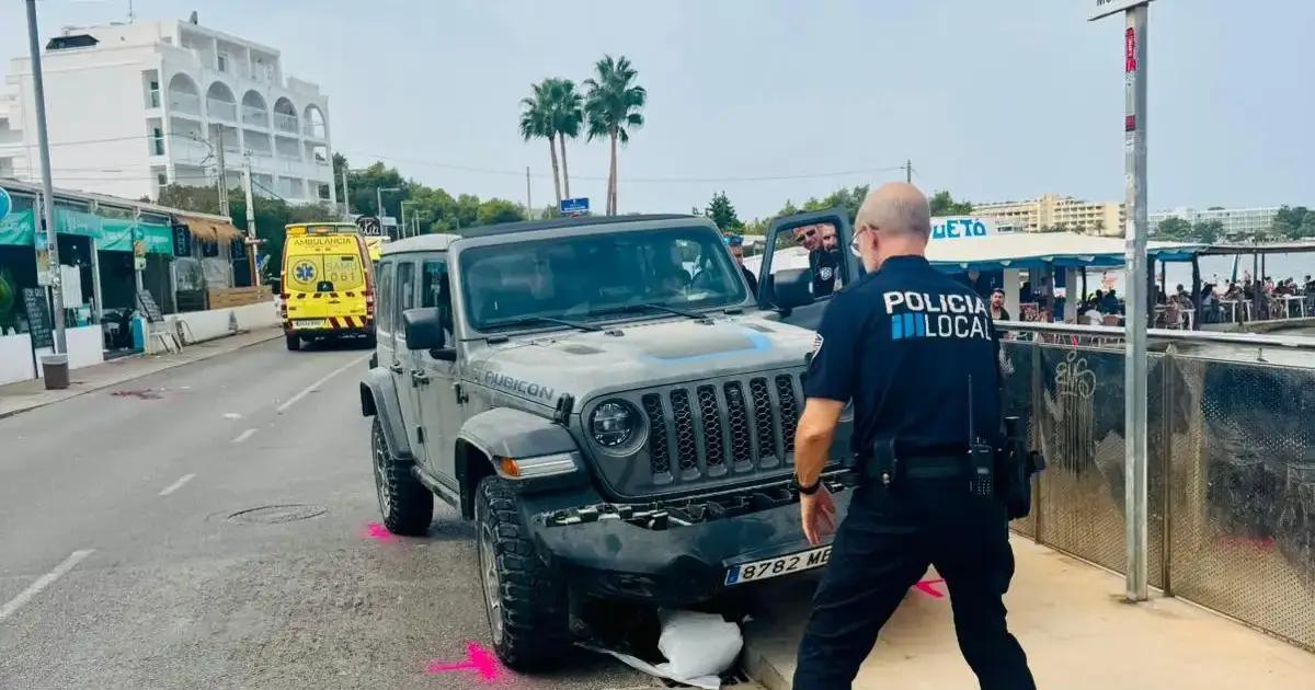 Un coche invade la acera y atropella a tres jóvenes en Ibiza