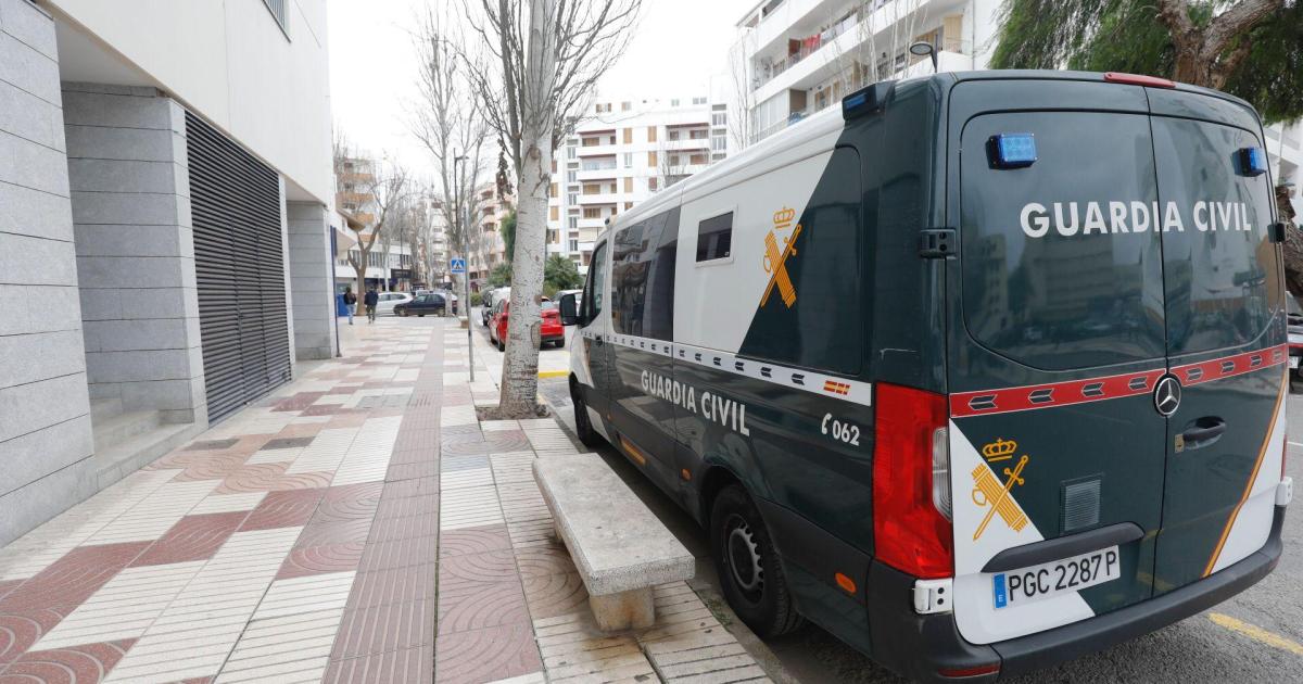 Detenido un senegalés con 100 globos gas risa