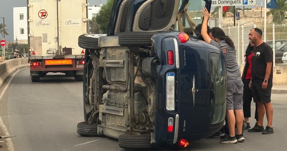 Aparatoso accidente de tráfico en Ibiza