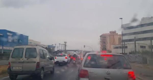 Atascos y tráfico muy lento por las fuertes lluvias en Ibiza