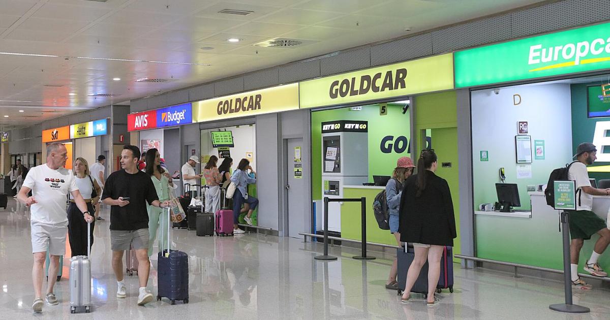 Al menos una veintena de vuelos cancelados en el aeropuerto de Ibiza por las fuertes lluvias