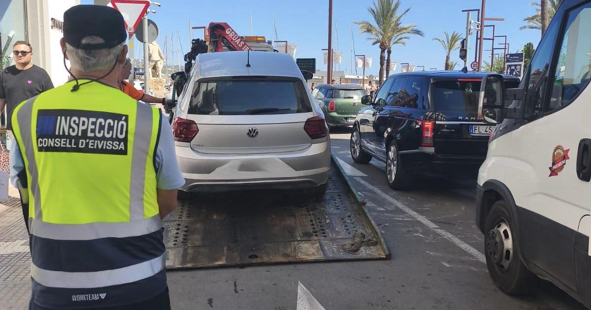 Pillados cinco taxis pirata y un coche de alquiler sin cupo en un control en Ibiza