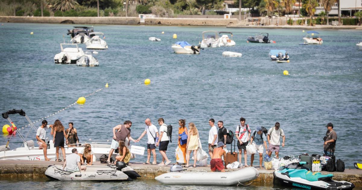 Náutica en Ibiza: el muelle de sa Punta se convierte en base de dinguis de chárteres fondeados en Talamanca