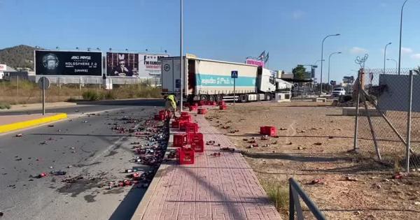 Un camión pierde su carga y deja inhabilitado el carril de una rotonda en Ibiza