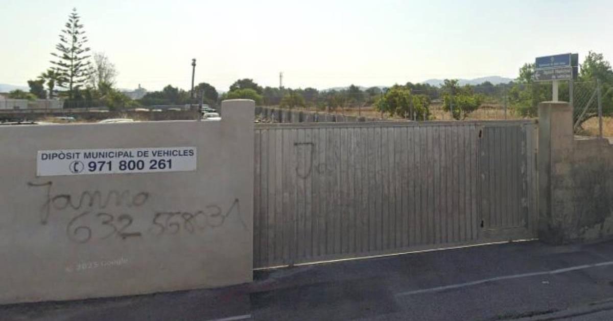 Le quitan el coche en Ibiza por conducir borracho y drogado y revienta la puerta del depósito para huir con él