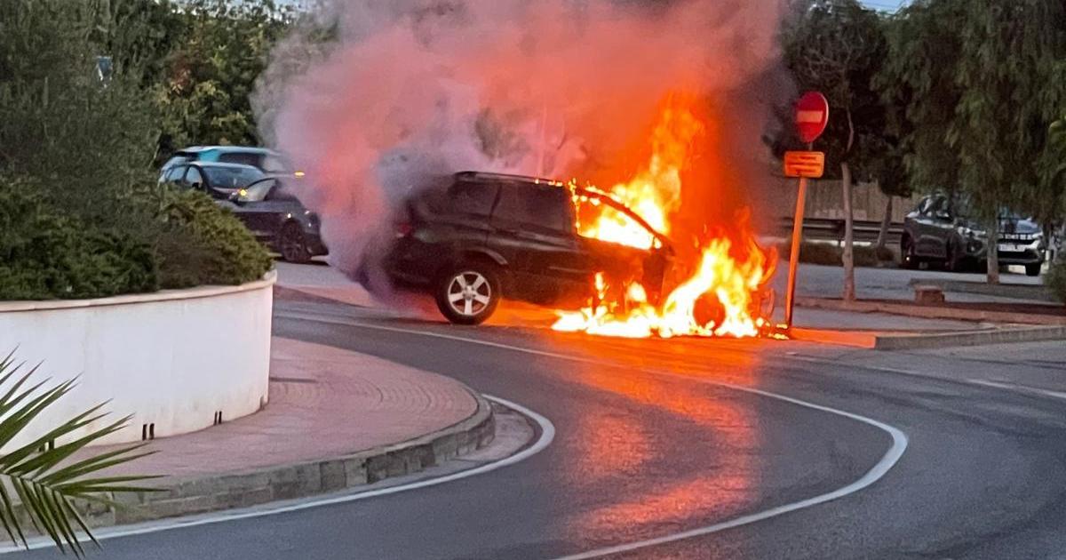 Arde un coche en la rotonda de acceso a la residencia de Can Blai