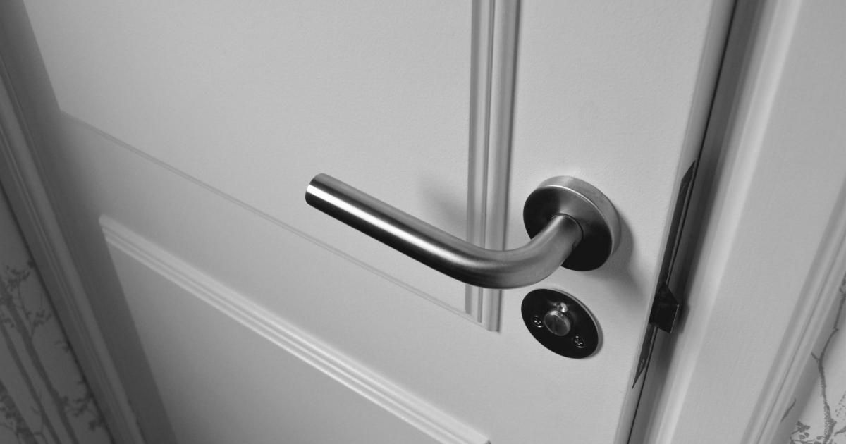 Por qué algunas personas cubren los pomos de las puertas con papel de aluminio (y no tiene que ver con los ladrones)