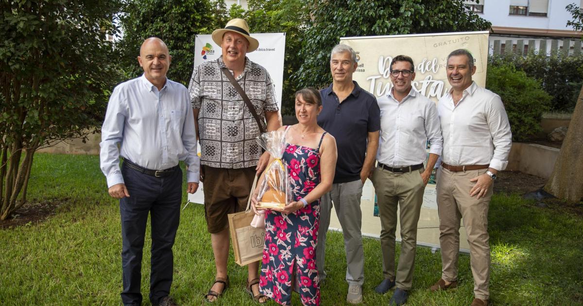 Homenaje a los turistas fieles de Ibiza que sienten la isla «como su casa»