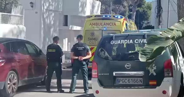 Un hombre armado se atrinchera en un piso en Ibiza