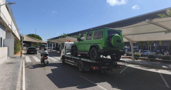 Inmovilizados dos vehículos por ejercer de 'taxi pirata', vender mojitos y por no tener el cupo de alquiler