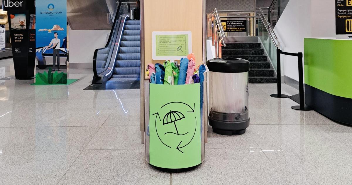 Sombrillas gratis para los turistas que llegan al aeropuerto de Ibiza