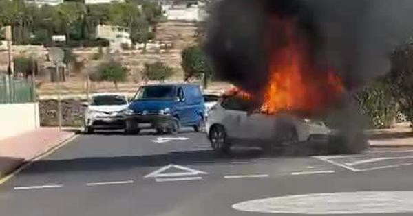 Un coche en circulación sale ardiendo y provoca un incendio en Jesús