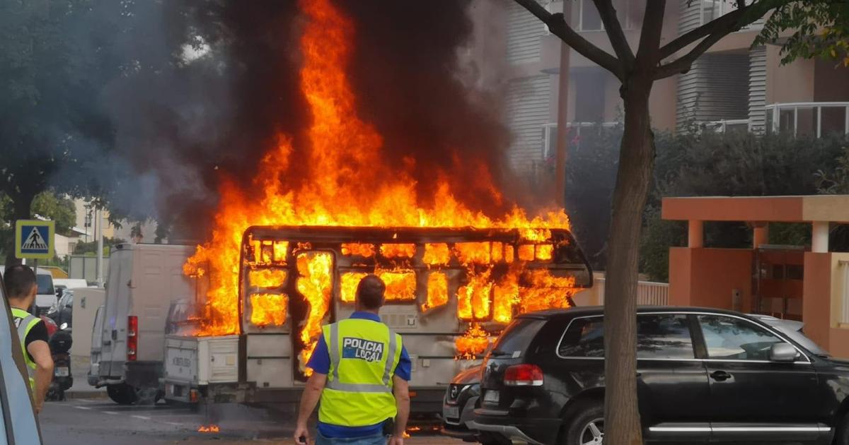 Una autocaravana se prende fuego en una calle de Ibiza