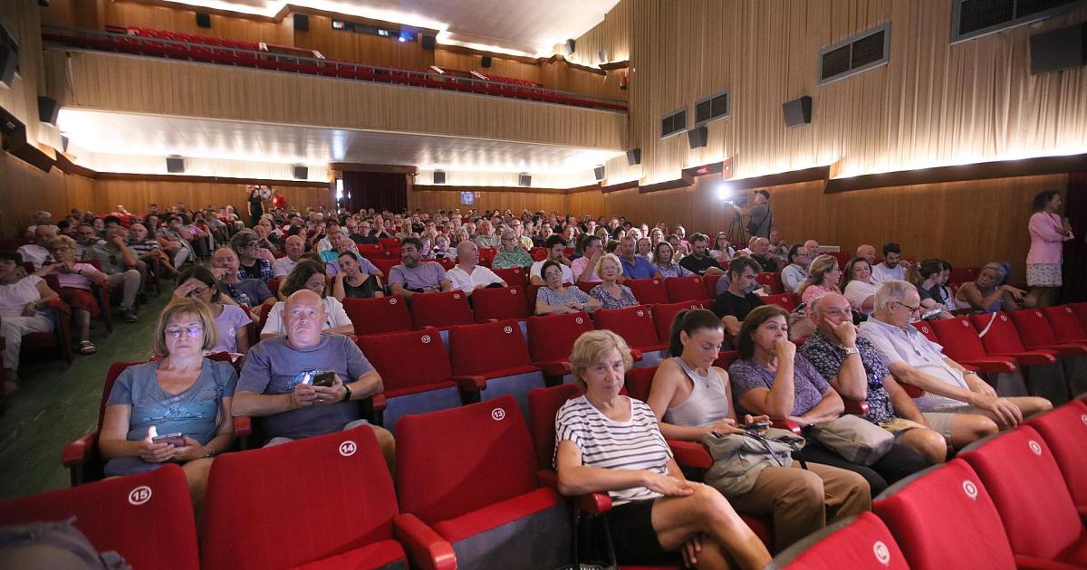 «Tengo casa desde hace 60 años y vengo a preguntar por el aparcamiento»