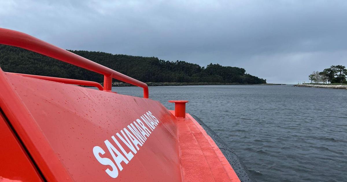 Salvamento Marítimo remolca en Ibiza un bote a la deriva frente a la costa de Santa Eulària