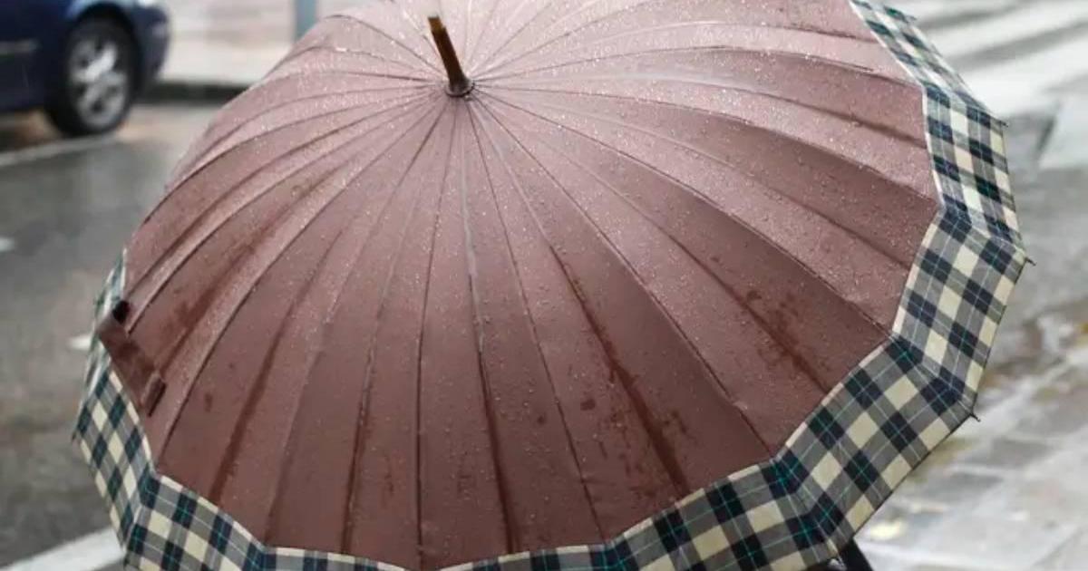 Para qué sirve la punta metálica en la parte superior del paraguas