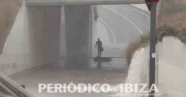 Un vehículo queda atrapado bajo el agua en el túnel de es Puig d’en Valls