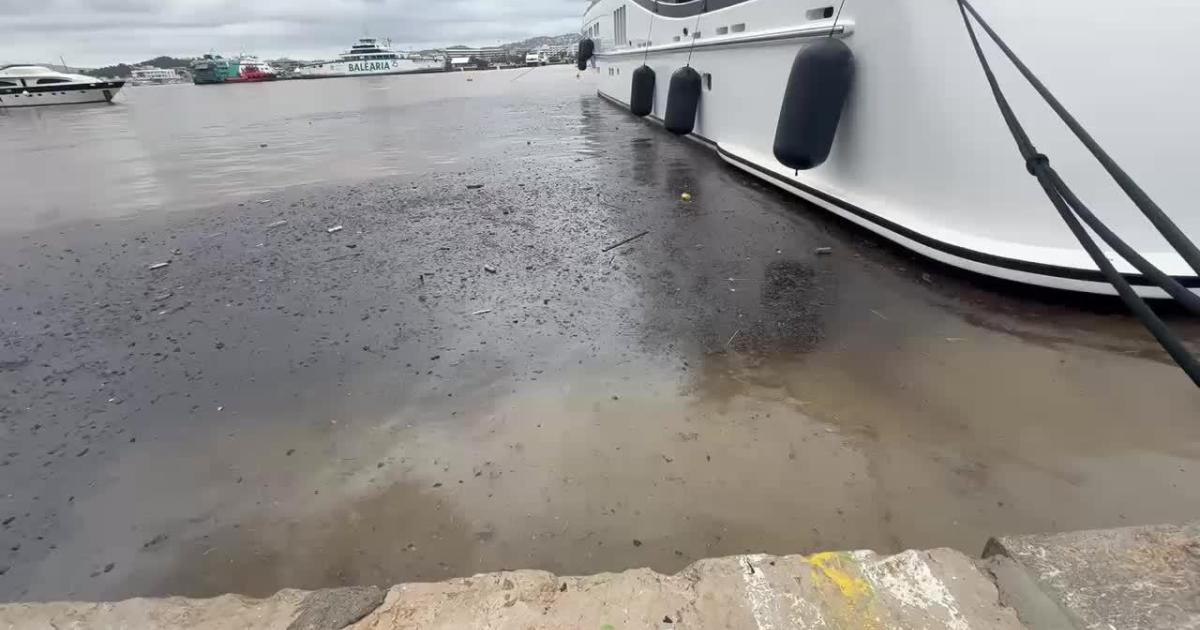 El puerto de Ibiza, inundado de residuos fecales tras las inundaciones