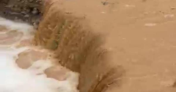 Un ‘río’ de tierra tiñe de marrón la bahía de sa Caleta