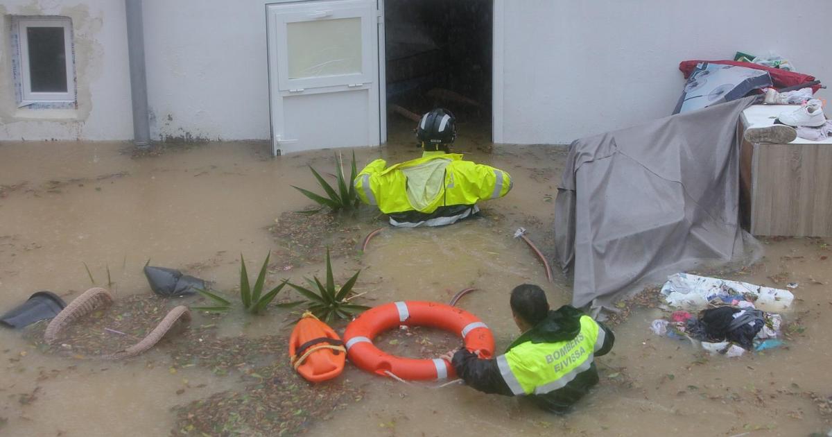 Un diluvio deja más de 300 litros en Ibiza y la sume en el caos