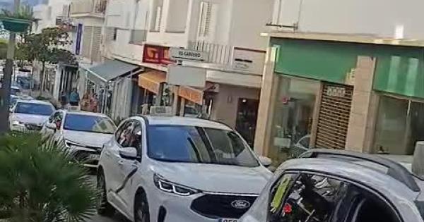 Los taxistas de Sant Antoni visten de blanco la carretera de Ibiza para despedir a un compañero