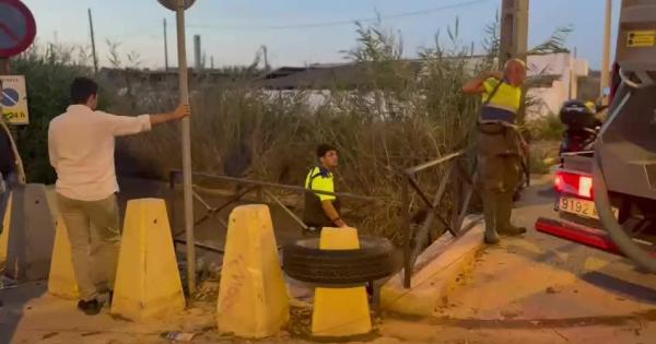 Empiezan las labores para desatascar el torrent de ses Feixes