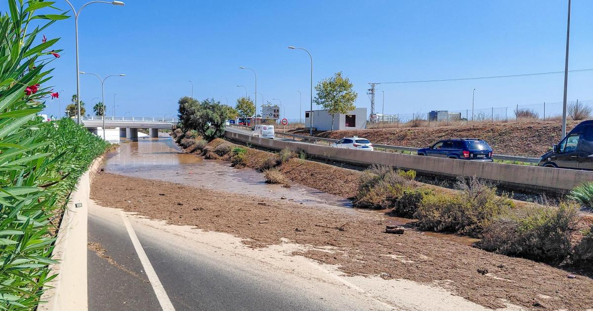 El paso inferior de la rotonda de ses Salines continúa inundado