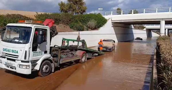 Empiezan a retirar los vehículos atrapados bajo el agua en la carretera del aeropuerto de Ibiza