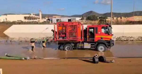 Ya está en Ibiza una súper bomba de la UME para drenar agua