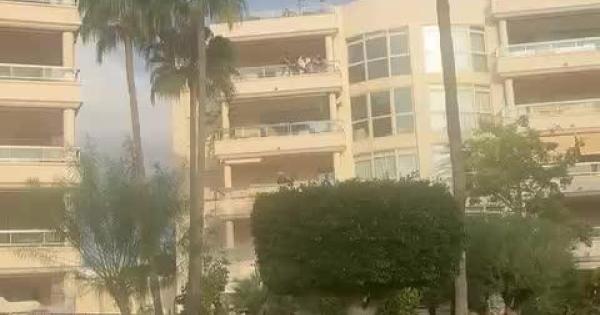 Un hombre intenta tirarse desde el cuarto piso de un balcón en Ibiza