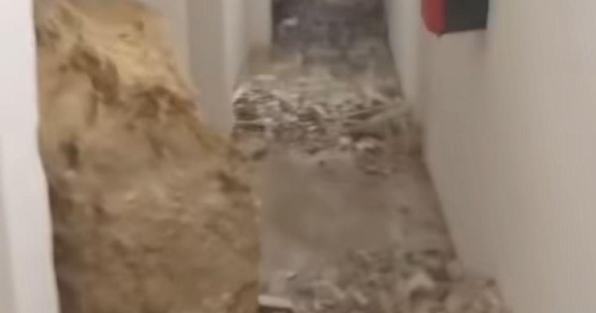 Impactantes imágenes del rescate de los Bomberos de Ibiza en el hotel al que cayeron grandes rocas