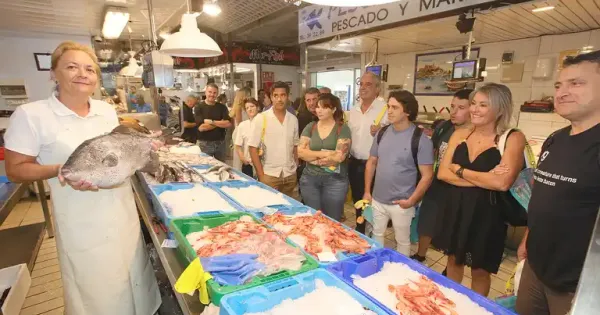 Los chefs de ‘Estrellas contra el Cáncer’ van de compras por el mercado de Ibiza antes de la gala solidaria