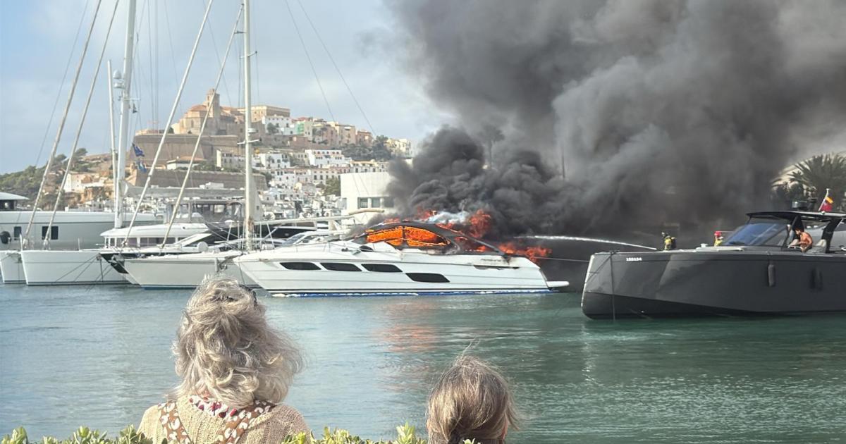 Arde un yate en el puerto de Ibiza