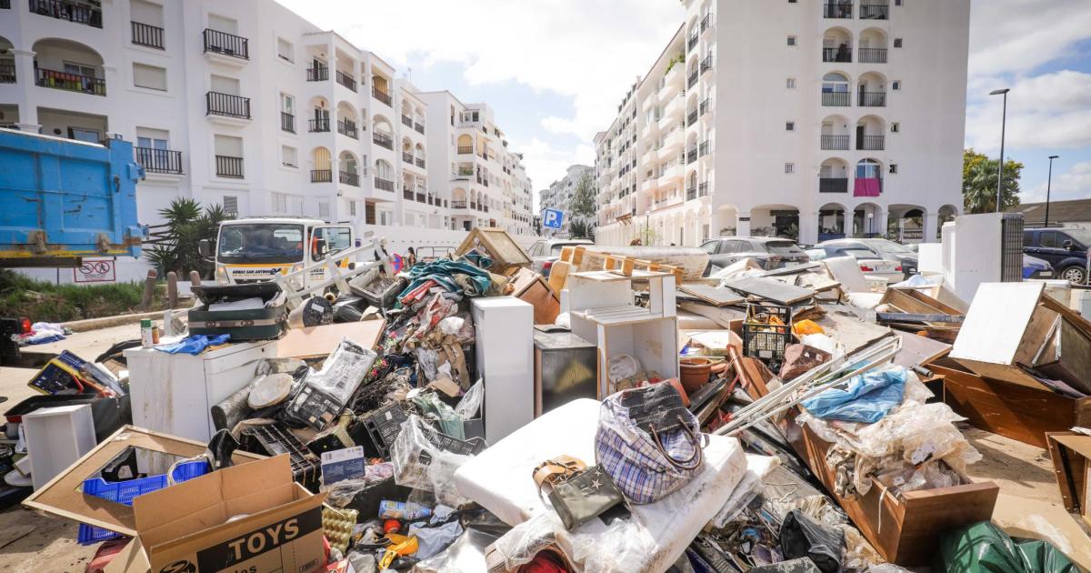 Voluntarios en Ibiza ayudan a retirar toneladas de residuos de las lluvias torrenciales