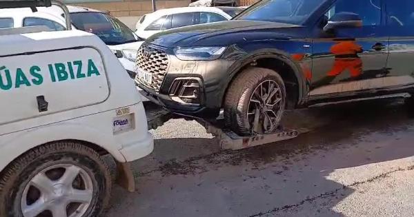 Continúan sacando coches de los garajes de Ibiza por el temporal del pasado martes