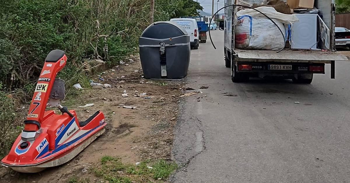 Multazo de hasta 100.000 euros por tirar una moto de agua a un contenedor en Ibiza