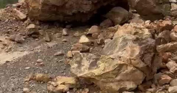 El desprendimiento de una gran roca deja a varios vecinos de un pueblo de Ibiza incomunicados