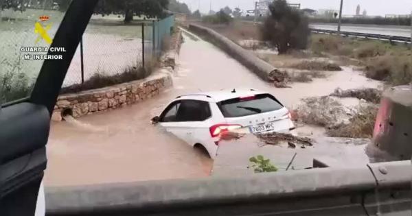 Rescatan a una persona atrapada en su vehículo en un paso subterráneo en la carretera EI-20 de Ibiza