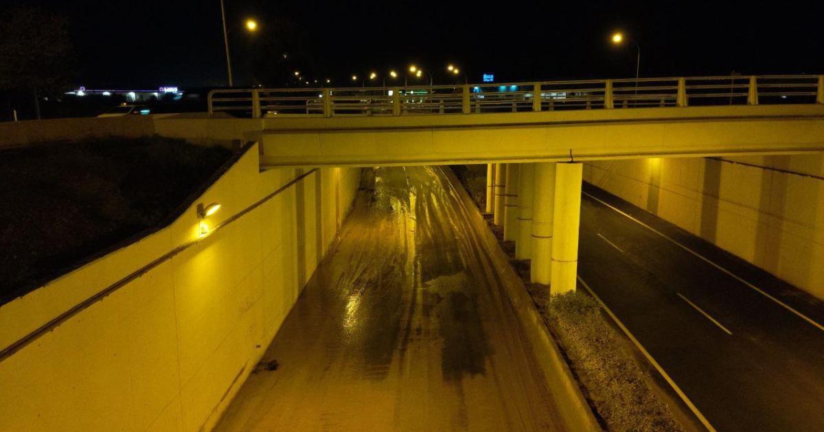 Finalizan los trabajos de extracción de agua en la carretera del aeropuerto de Ibiza: «Si no hay contratiempos, se reabrirá al tráfico en las próximas horas»