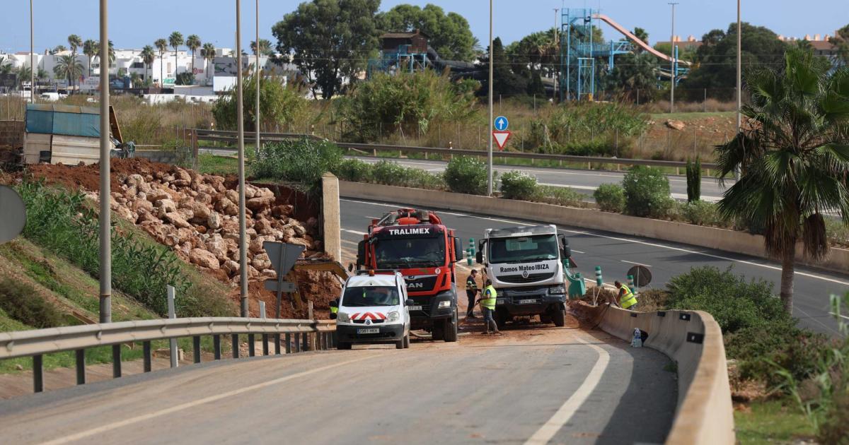 Cuatro millones de litros de agua y fango en el túnel de la carretera del aeropuerto de Ibiza