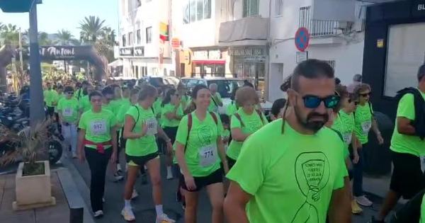 Una marea solidaria contra el cáncer tiñe de verde Sant Antoni