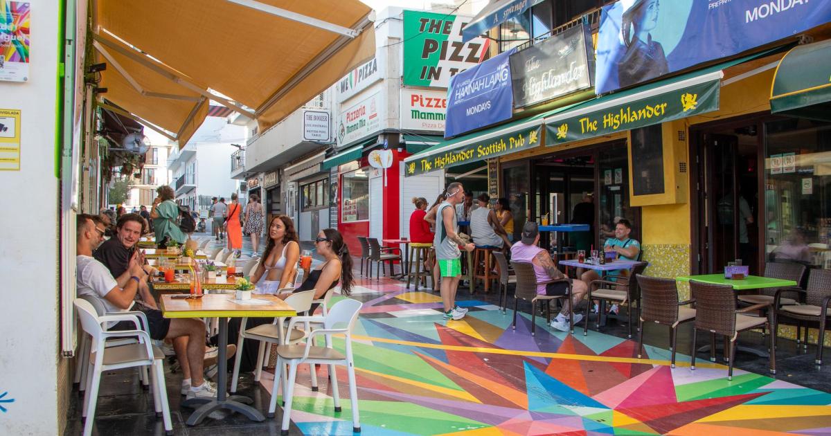 Los comerciantes de Sant Antoni celebran los primeros meses de Okuda