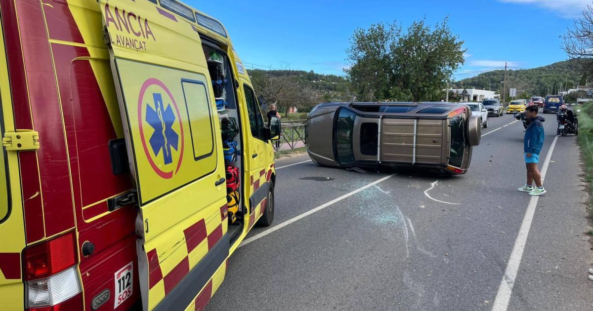 Un hombre de 80 años resulta herido en el aparatoso vuelco de un coche en una carretera de Ibiza
