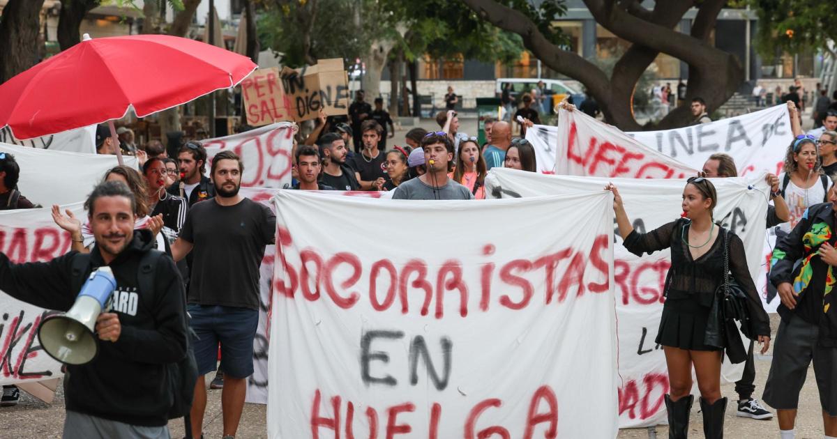 Los socorristas de Ibiza salen a la calle para «dignificar su profesión»
