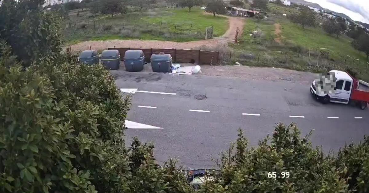 Las cámaras de seguridad pillan a las dos personas que tiraron una nevera industrial a unos contenedores de Cas Serres