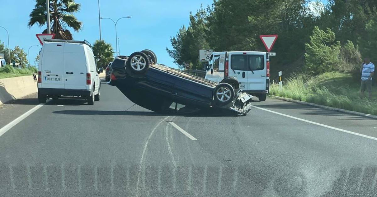 Retenciones en la carretera de Sant Antoni por el vuelco de un coche que ocupa parte de la vía