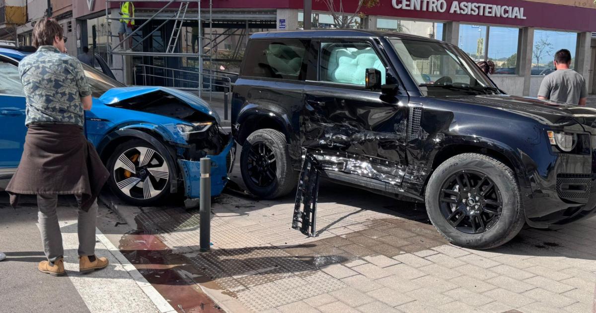 Dos coches chocan y acaban sobre la acera causando un «grave peligro» para los peatones en pleno centro de Ibiza